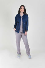 Cargar imagen en el visor de la galería, bata media tipo chaqueta color azul marino