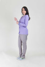 Cargar imagen en el visor de la galería, bata media tipo chaqueta color lila de lado