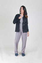 Cargar imagen en el visor de la galería, bata media tipo chaqueta color negro