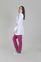 Cargar imagen en el visor de la galería, bata sobretodo blanca de lado