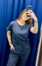 Cargar imagen en el visor de la galería, UNIFORME-ESENCIAL-CUELLO-REDONDO-AZUL-OSCURO