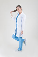 Cargar imagen en el visor de la galería, bata medica con estilo