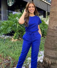 Cargar imagen en el visor de la galería, UNIFORME-ESENCIAL-CUELLO-REDONDO-AZUL-REY