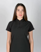 Cargar imagen en el visor de la galería, uniformes medicos modernos blusa modelo mao de mujer en tela antifluidos licrada color negro