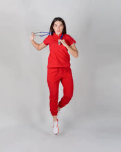 Cargar imagen en el visor de la galería, uniformes medicos modernos modelo mao con pantalón Jogger de mujer en tela antifluidos color rojo