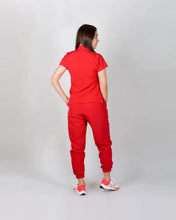 Cargar imagen en el visor de la galería, uniformes medicos modernos modelo mao con pantalón Jogger de mujer en tela antifluidos licrada color rojo