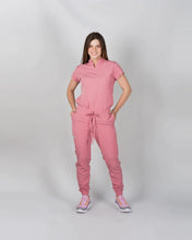 Cargar imagen en el visor de la galería, uniformes medicos modernos modelo mao con pantalón Jogger de mujer en tela antifluidos licrada color rosado