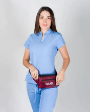 Cargar imagen en el visor de la galería, uniformes medicos modernos modelo mao con pantalón jogger de mujer en tela antifluidos licrada color celeste_
