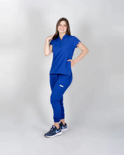 Cargar imagen en el visor de la galería, uniformes medicos modernos modelo mao con pantalón jogger de mujer en tela licrada antifluidos color azul rey