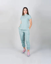 Cargar imagen en el visor de la galería, uniformes medicos modernos modelo mao con pantalón jogger de mujer en tela licrada antifluidos color menta