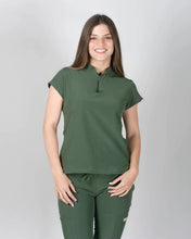 Cargar imagen en el visor de la galería, uniformes medicos modernos mujer en tela antifluidos licrada color verde