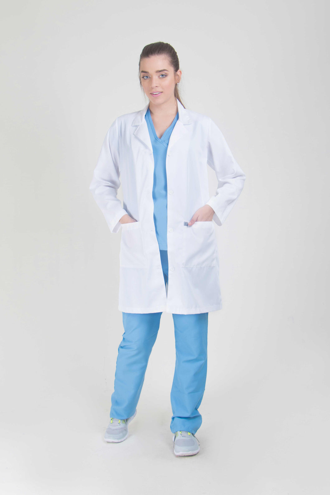 bata medica de mujer blanca