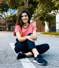 Cargar imagen en el visor de la galería, Apoyo al Personal de Salud - Uniforme Médico Económico de Mujer - World Medic&#39;s
