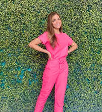 Cargar imagen en el visor de la galería, UNIFORME-ESENCIAL-CUELLO-REDONDO-FUCSIA
