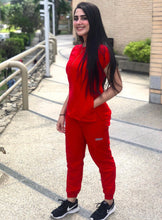 Cargar imagen en el visor de la galería, UNIFORME-ESENCIAL-CUELLO-REDONDO-ROJO
