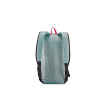 Cargar imagen en el visor de la galería, morral pequeño quechua gris puesto
