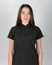 Cargar imagen en el visor de la galería, uniformes medicos modernos blusa modelo mao de mujer en tela antifluidos licrada color negro
