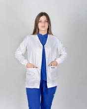 Cargar imagen en el visor de la galería, uniformes medicos modernos con bata de medico modelo mao de mujer en tela antifluidos licrada color azul rey
