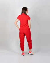 Cargar imagen en el visor de la galería, uniformes medicos modernos modelo mao con pantalón Jogger de mujer en tela antifluidos licrada color rojo
