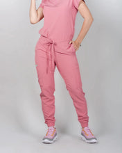 Cargar imagen en el visor de la galería, uniformes medicos modernos modelo mao con pantalón Jogger de mujer en tela antifluidos licrada color rosa
