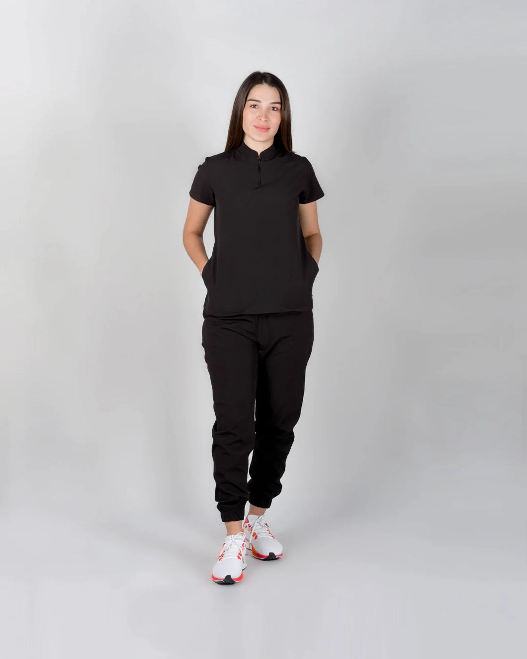 uniformes medicos modernos modelo mao con pantalón jogger de mujer en tela licrada antifluidos color negro