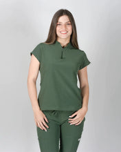 Cargar imagen en el visor de la galería, uniformes medicos modernos mujer en tela antifluidos licrada color verde
